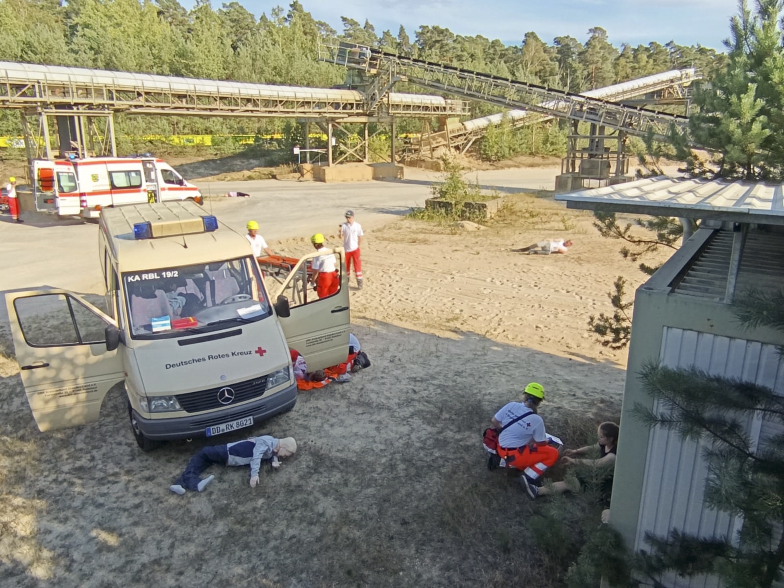 Sanitäter des DRK versorgen während einer Übung im Kieswerk-Gelände Verletztendarsteller