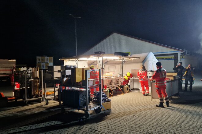 Heiße Getränke und eine Mahlzeiten bei eisigen Temperaturen gab es an der Verpflegungsstelle