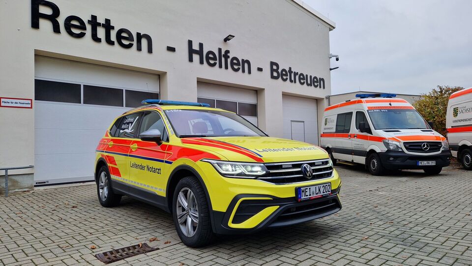 KdoW_LNA Einsatzfahrzeug des LNA, im Hintergrund KTW und Hallentore